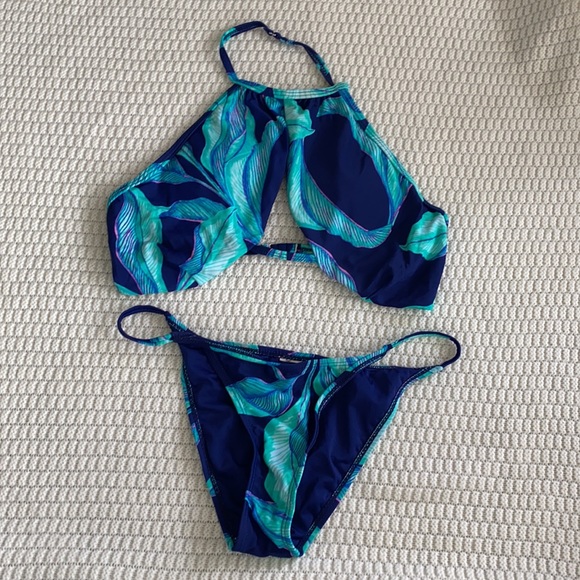 🦋 Blue leaf print bikini set 🦋 - Picture 2 of 6